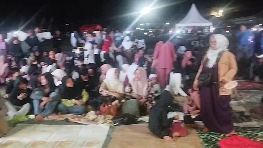 Masih Pakai Mukena, Warga Rajapolah Serbu Lapangan Tanjungpura Demi Sambut KDM dan Gus Muwafiq