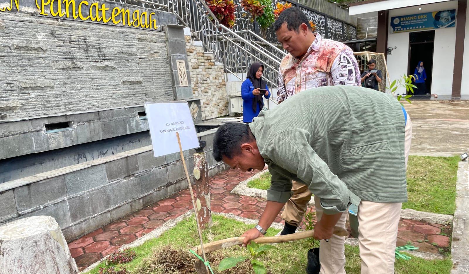 Wujudkan Sekolah Hijau, Perhutani KPH Tasikmalaya Dukung Pesantren Ekologi di SMKN Pancatengah