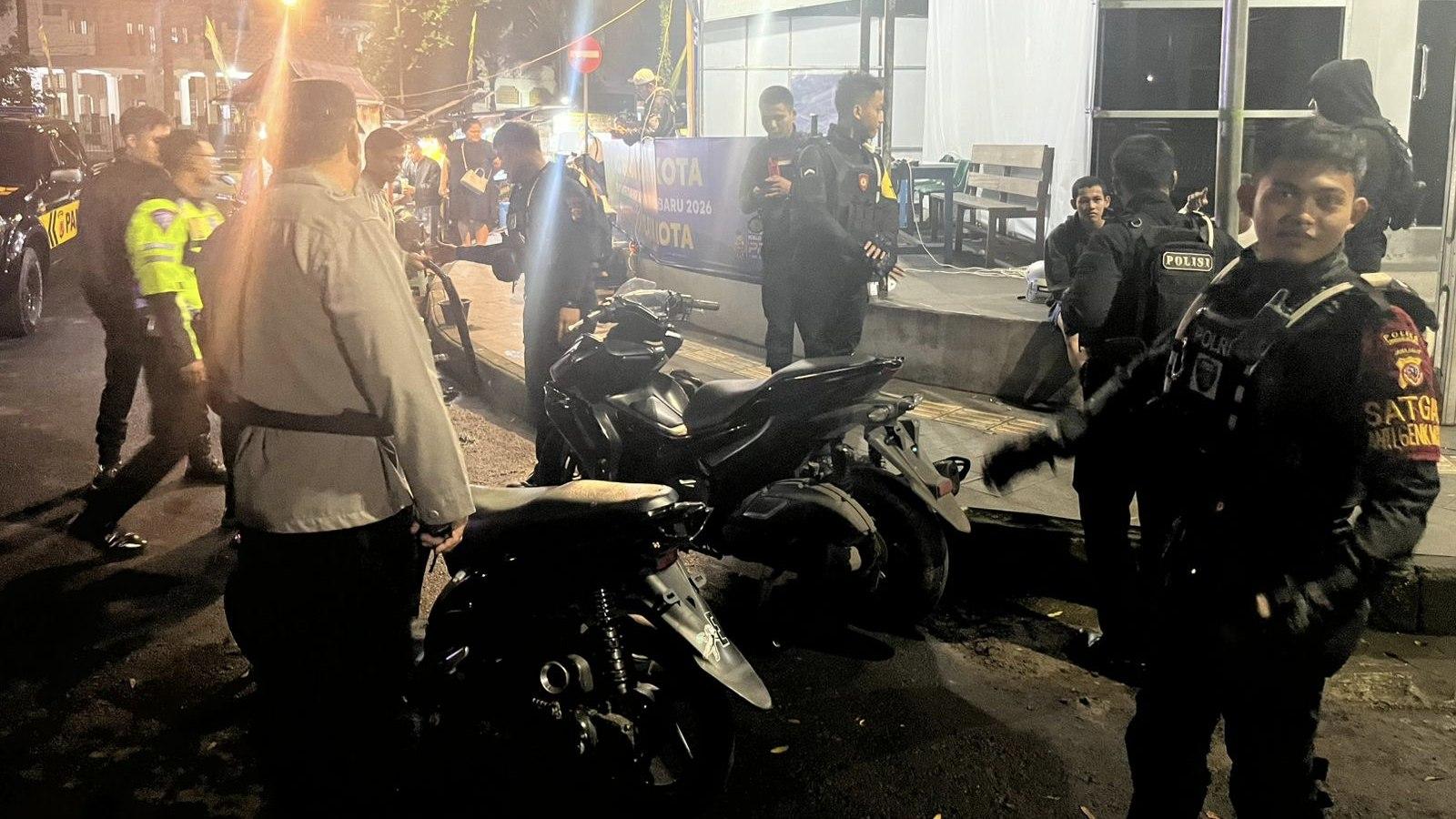 Polres Tasikmalaya Kota Bubarkan Perang Sarung dan Amankan 4 Motor di Mangkubumi dan Tawang