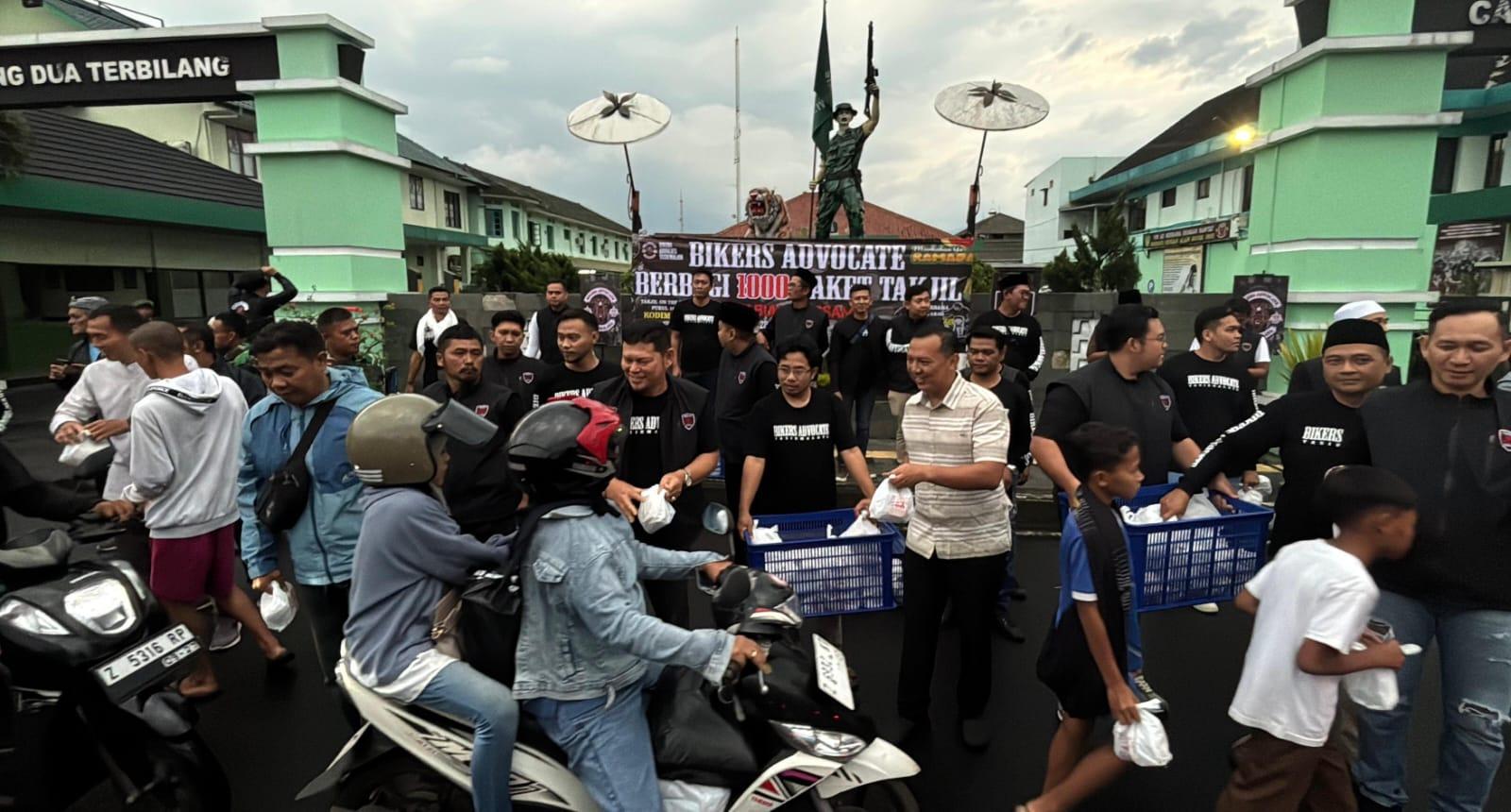Sinergi di Bulan Suci, Kodim 0612 Tasikmalaya dan Bikers Advocate Bagikan 1.000 Paket Takjil