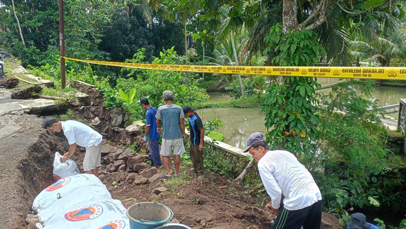 Akses Antar Kecamatan Terputus Longsor, Warga Purbasari Tasikmalaya Gotong Royong Perbaiki Jalan