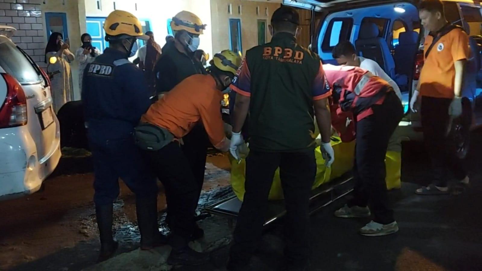 Warga Tutup Hidung, Jenazah Pria yang Membusuk di Margabakti Akhirnya Dievakuasi ke Rumah Sakit