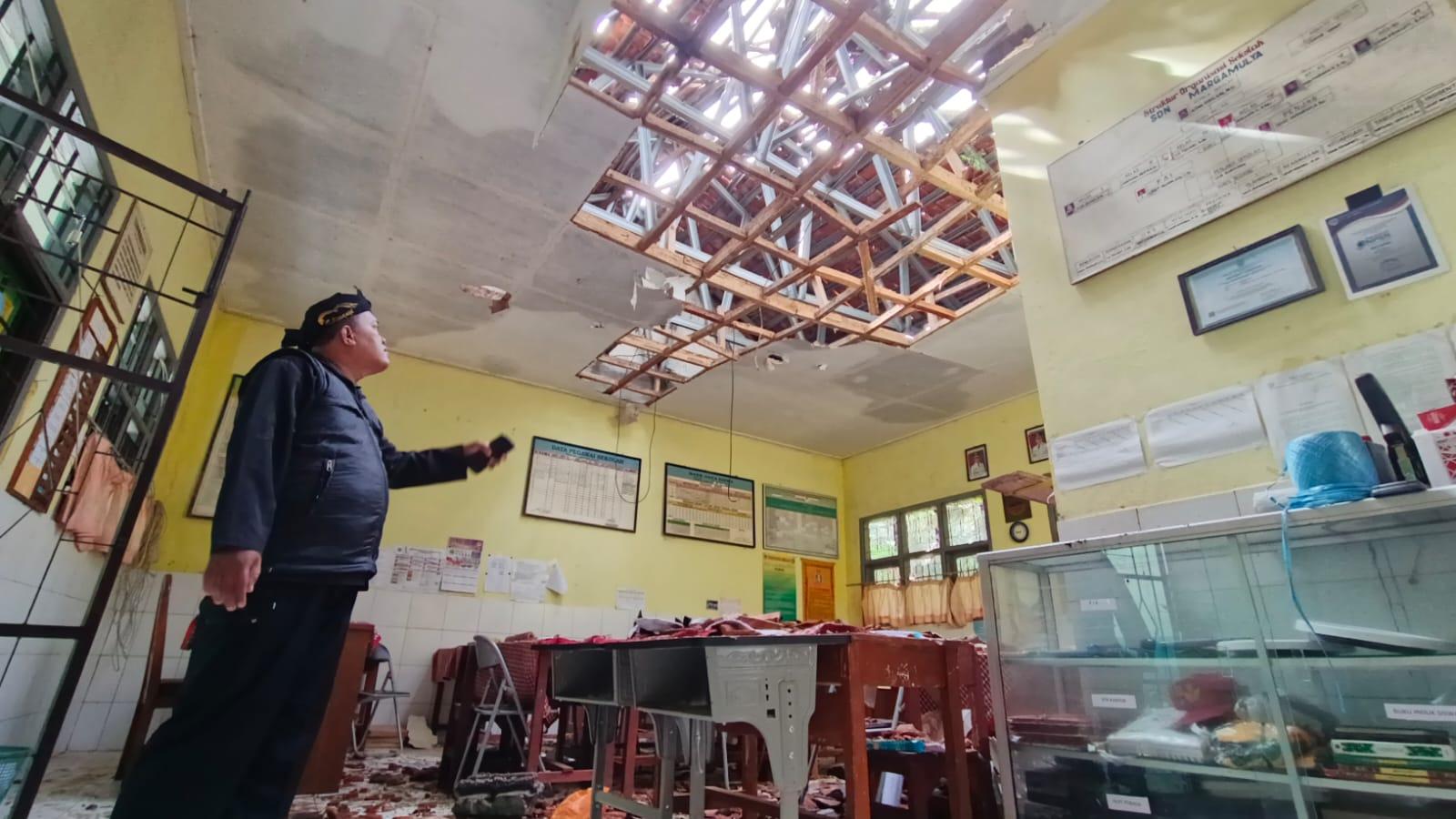 Diterjang Hujan dan Angin Kencang, Pohon Tumbang Hancurkan Ruang Guru SDN Margamulya Tasikmalaya