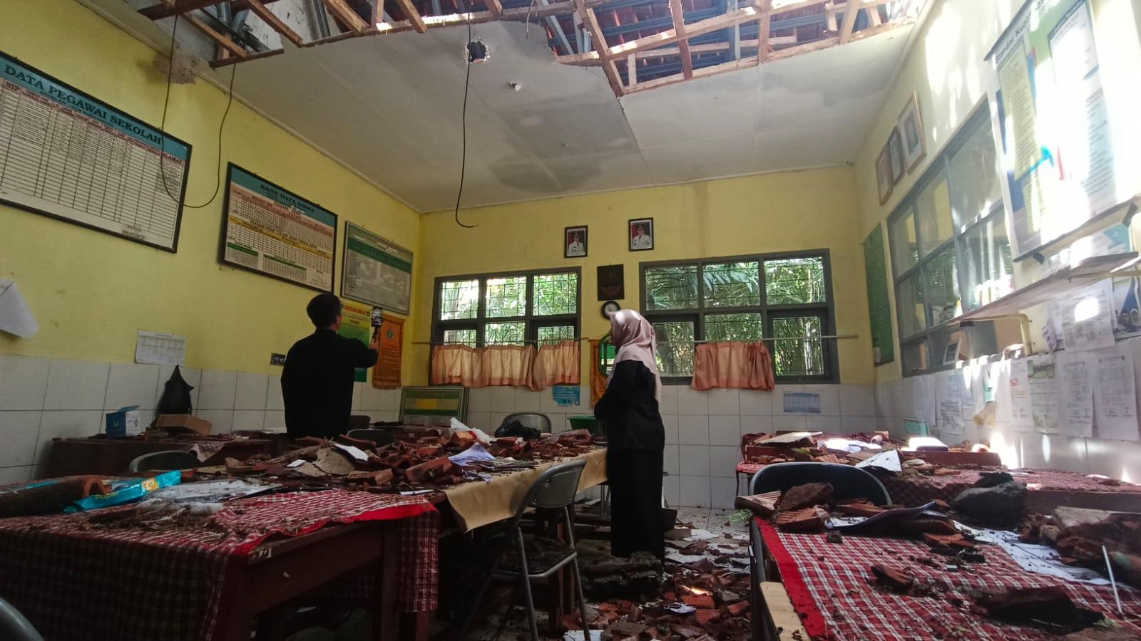 Detik-detik Pohon Tumbang Hancurkan Ruang Guru SDN Margamulya Tasikmalaya Saat Hujan Deras
