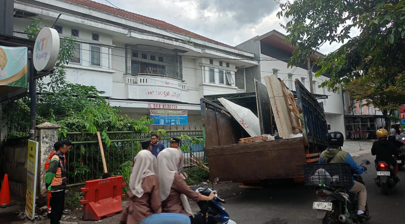 Kecelakaan Kerja di Jalan BKR Tasikmalaya, Pekerja Terjepit Marmer Satu Orang Meninggal Dunia