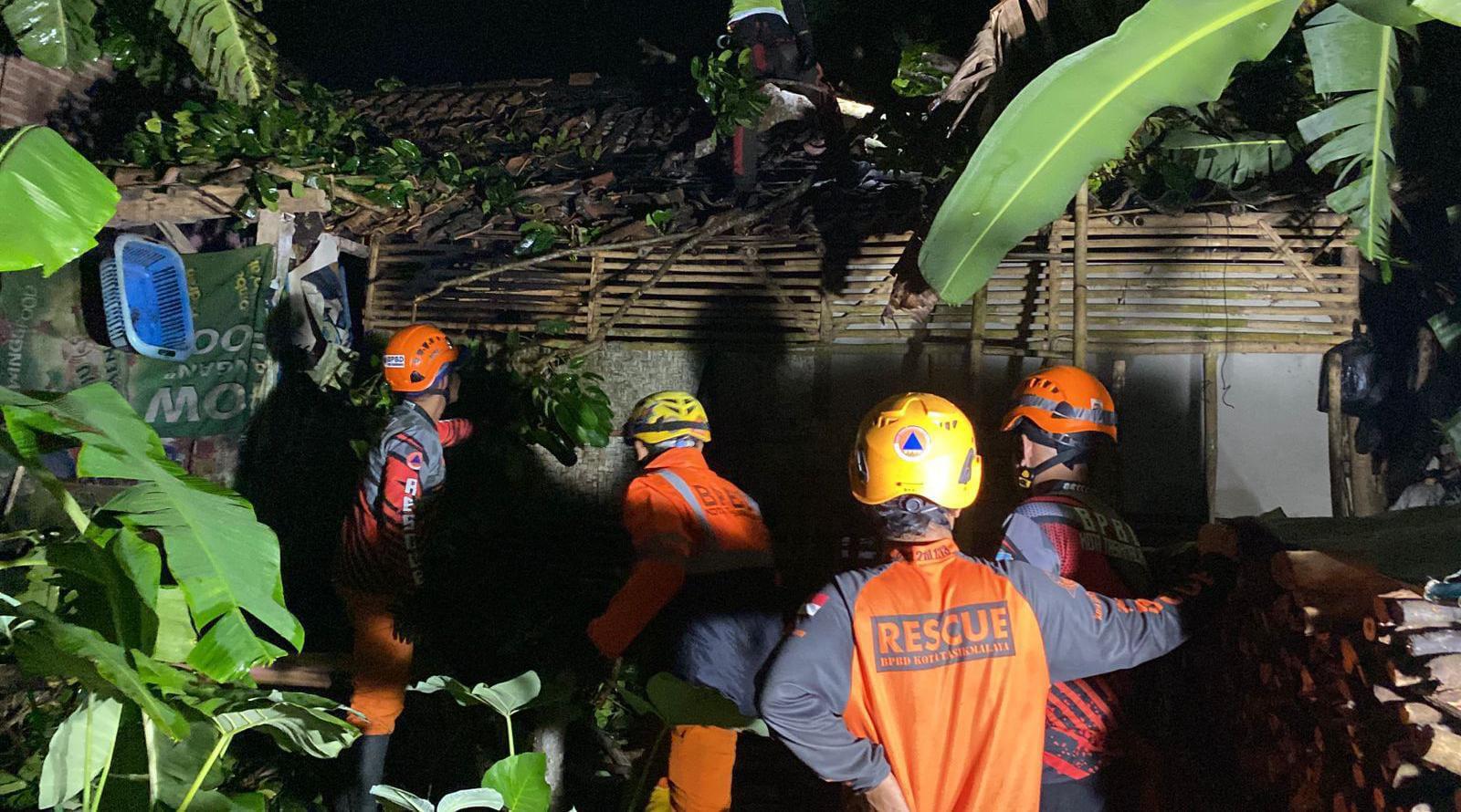 Pohon Tumbang Timpa Rumah di Purbaratu Tasikmalaya, Lansia Terluka Akibat Reruntuhan