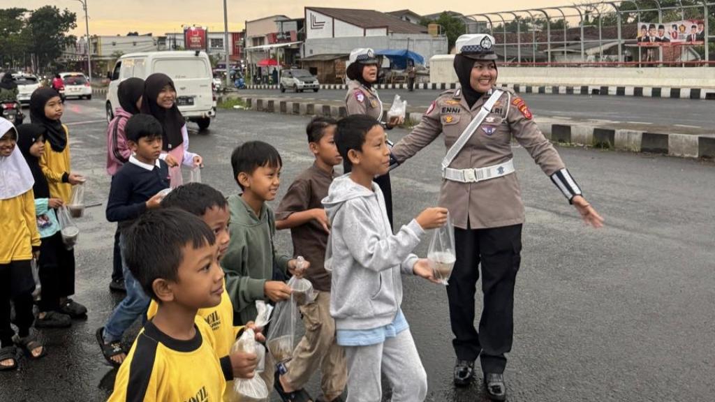 Polantas Menyapa, Polwan Satlantas Polres Tasikmalaya Kota Bagikan Takjil kepada Masyarakat