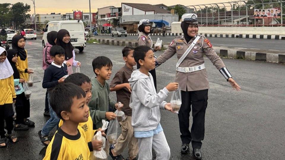 Polantas Menyapa, Polwan Satlantas Polres Tasikmalaya Kota Bagikan Takjil kepada Masyarakat