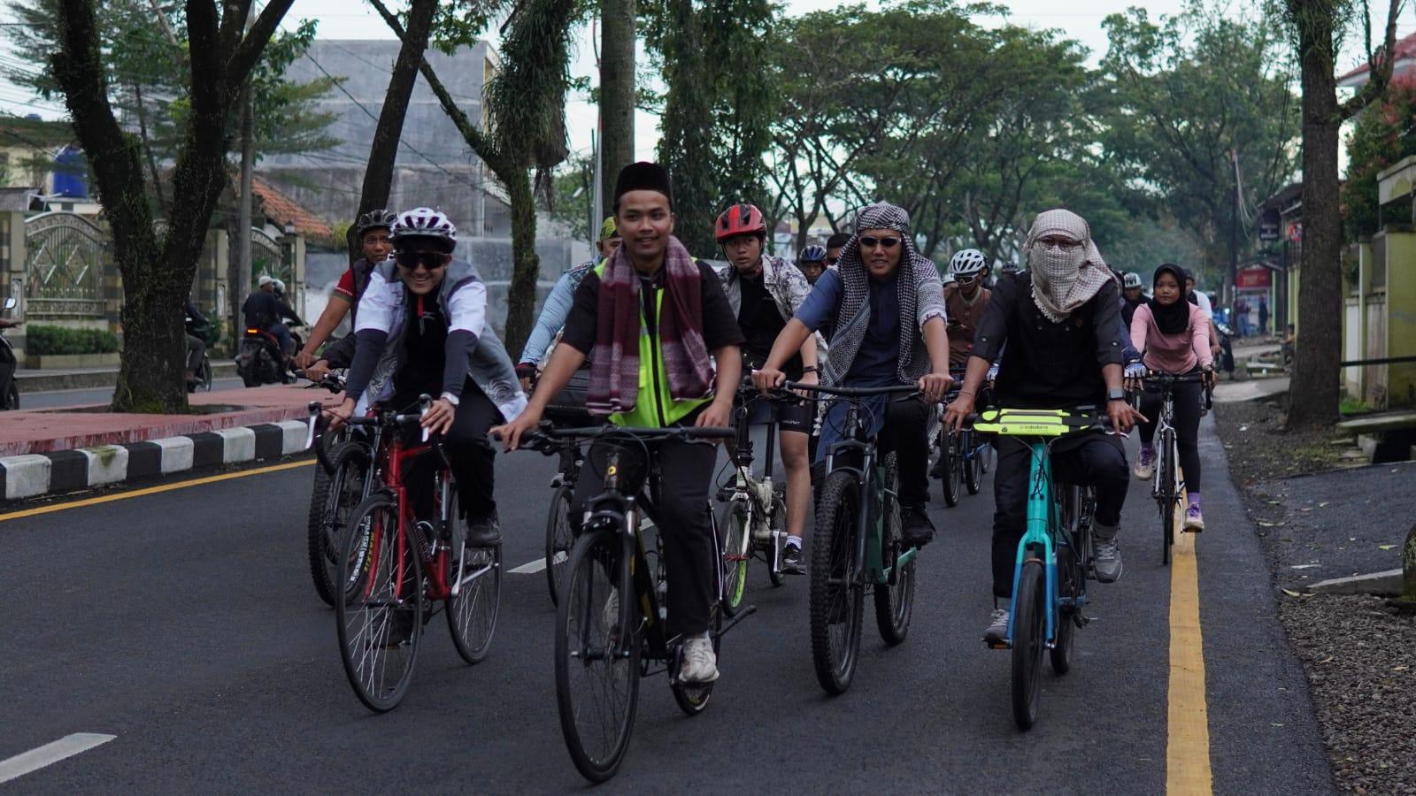 Ngabuburide Rodalink Tasikmalaya, Peserta Gowes Santai Pakai Baju Lebaran