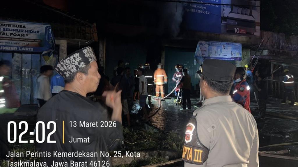 Respon Cepat Laporan 110, Polisi Tiba di Lokasi Kebakaran Toko Mebel di Tasikmalaya dalam 7 Menit