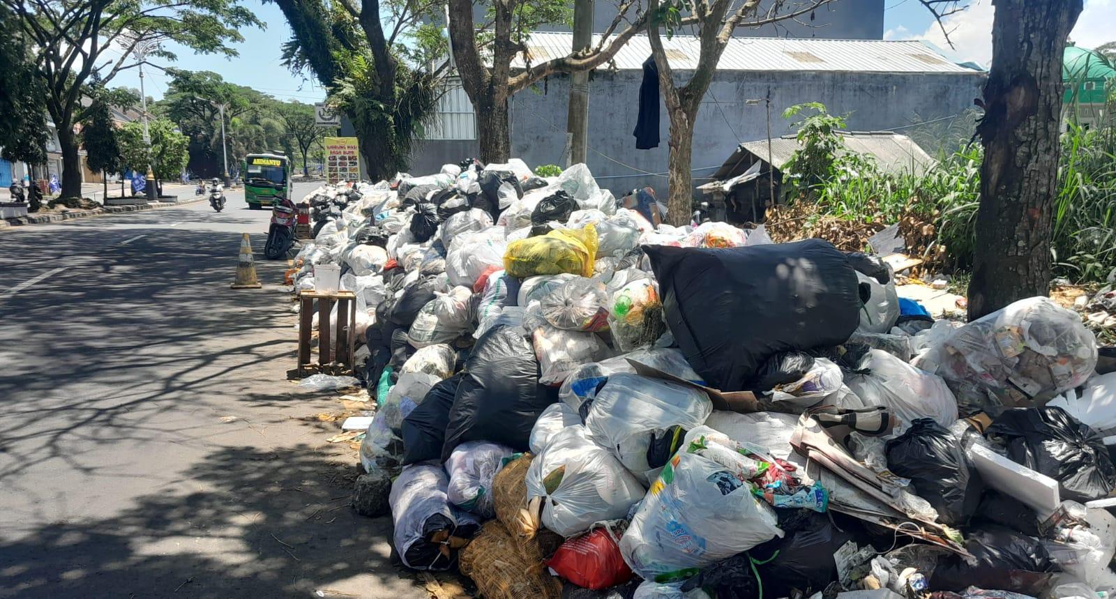 Armada Sempat Rusak, Sampah Menggunung di Sejumlah Titik di Kota Tasikmalaya Jelang Lebaran