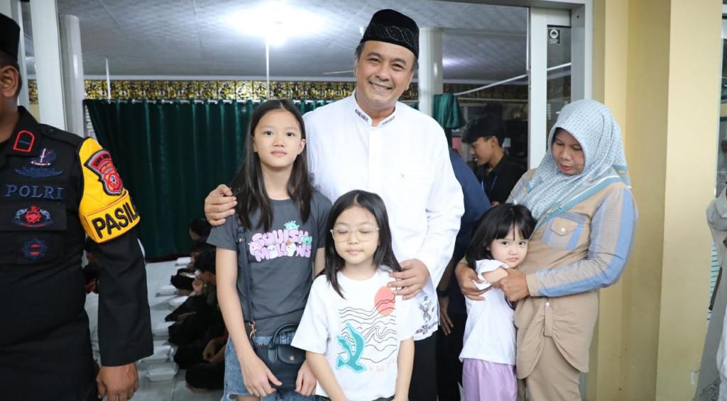 Diky Candra Apresiasi Aksi Berbagi Tiga Bersaudara Keluarga Lee di Masjid Thoriqussalam Awipari