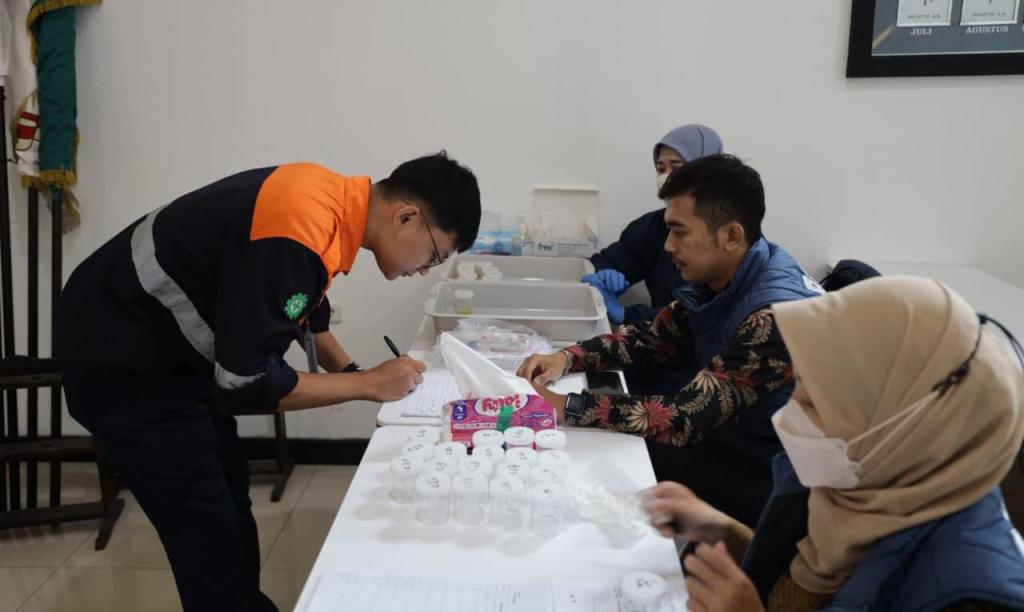 Jamin Keselamatan Mudik, KAI Daop 2 Bandung dan BNN Gelar Sidak Tes Narkoba Mendadak bagi Petugas Operasional