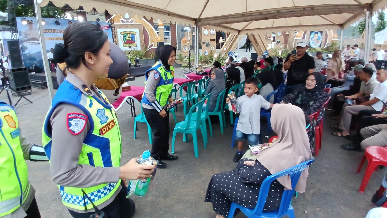 Sisi Humanis Mudik: Polwan Polres Tasikmalaya Kota Bagikan Takjil dan Ceriakan Anak-Anak di Pos Techno Park Ciawi