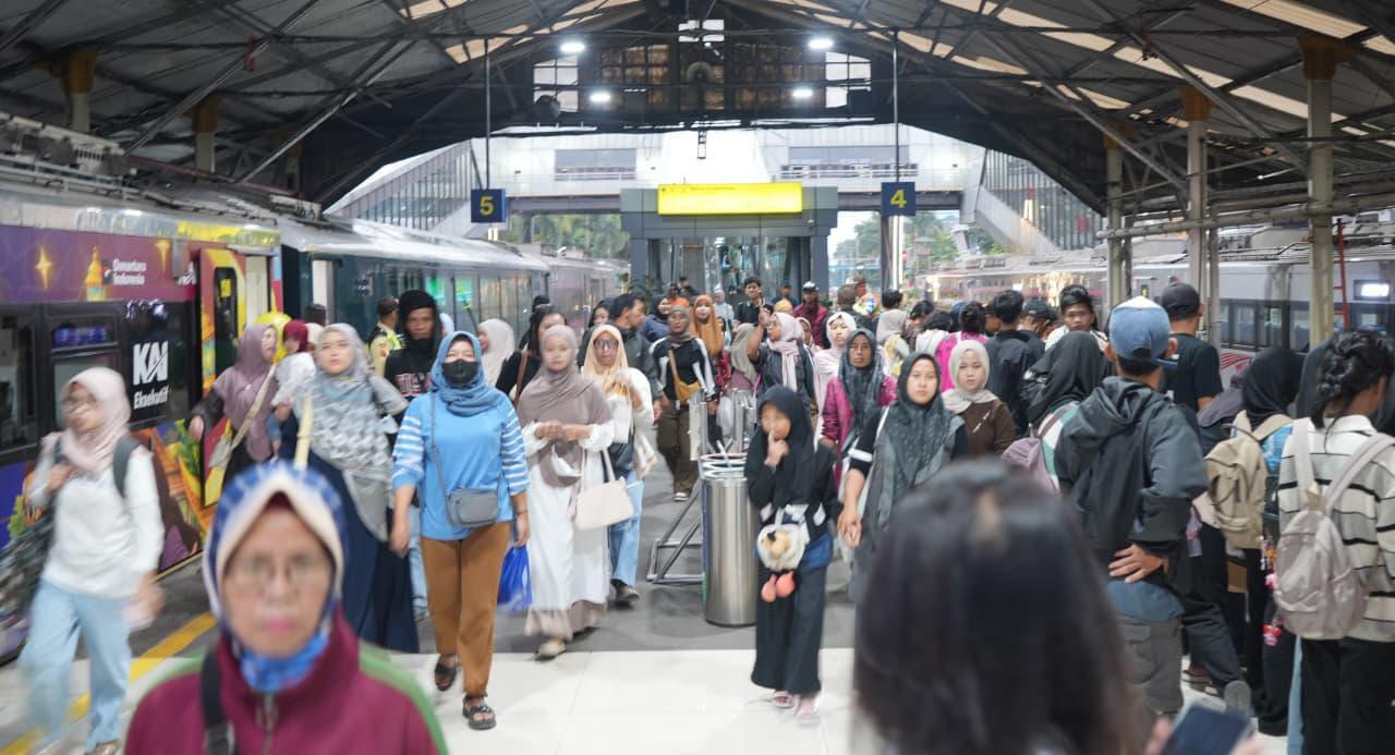 Puncak Arus Mudik: KAI Daop 2 Bandung Catat Rekor 40 Ribu Penumpang dalam Sehari