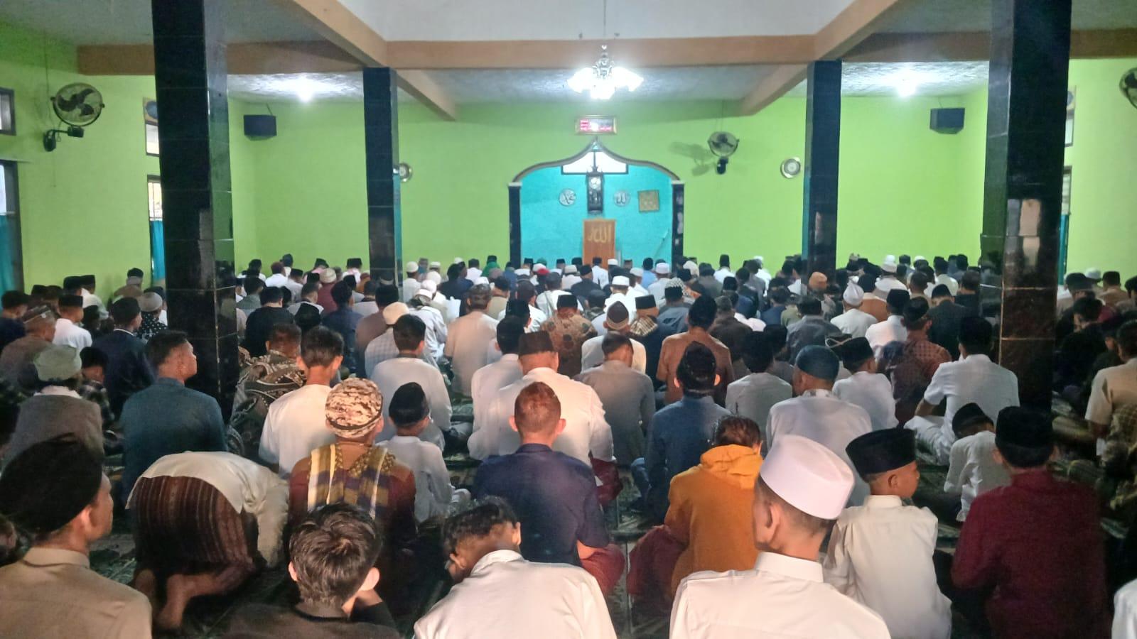 Warga Kampung Pasanggrahan Tasikmalaya Padati Masjid Jami At-Taufiq untuk Salat Idulfitri 1447 Hijriah