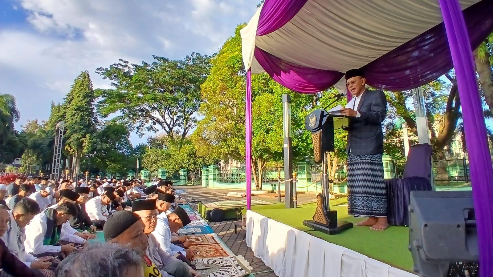 Lautan Jemaah Padati Alun-Alun Ciamis, Bupati Herdiat: Idulfitri Momentum Perkuat Persatuan di Tatar Galuh