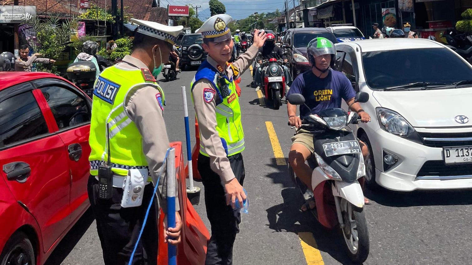 Urai Kepadatan, Satlantas Polres Ciamis Terapkan Rekayasa Lalin di Simpang Kujang pada H+1 Lebaran