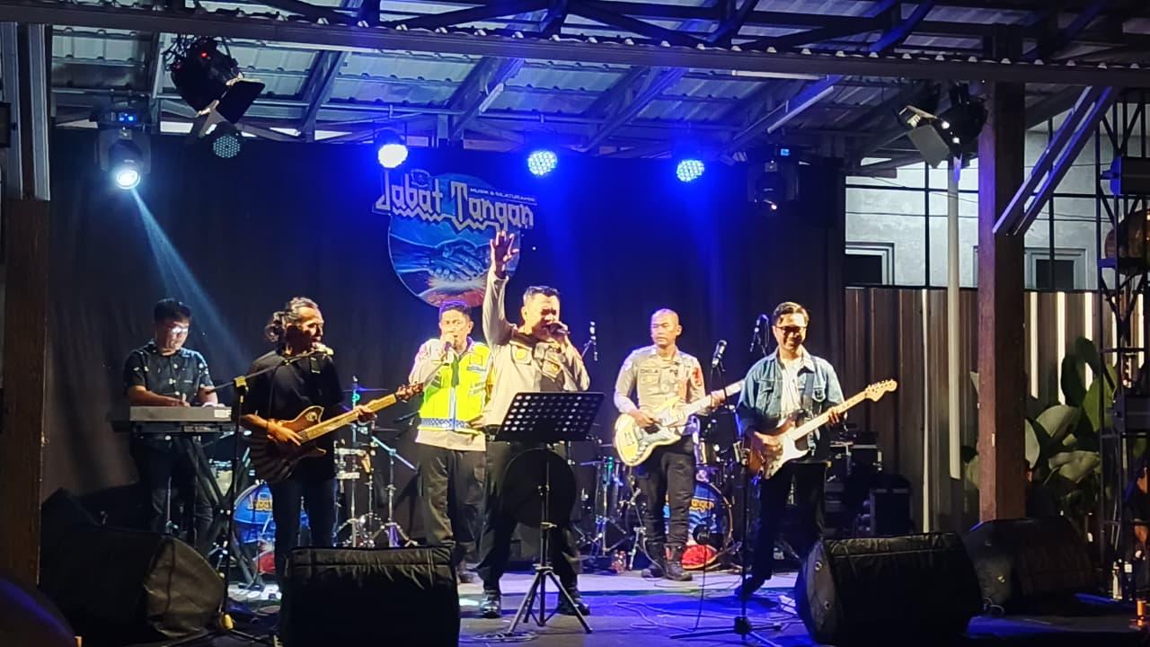 Sisi Lain Operasi Ketupat: Aksi Nge-Band Kapolres Ciamis Hibur Pemudik di Rest Area Jalur Arteri