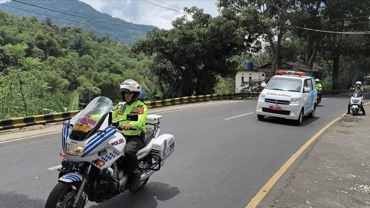 Ambulans Terjebak Macet di Jalur Gentong, Satlantas Polres Tasikmalaya Kota Sigap Lakukan Pengawalan