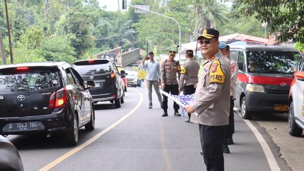 Pastikan Kelancaran Arus Balik, Kapolres Ciamis Pimpin Langsung Pengaturan Lalu Lintas di Jembatan Bailey Cikaleho