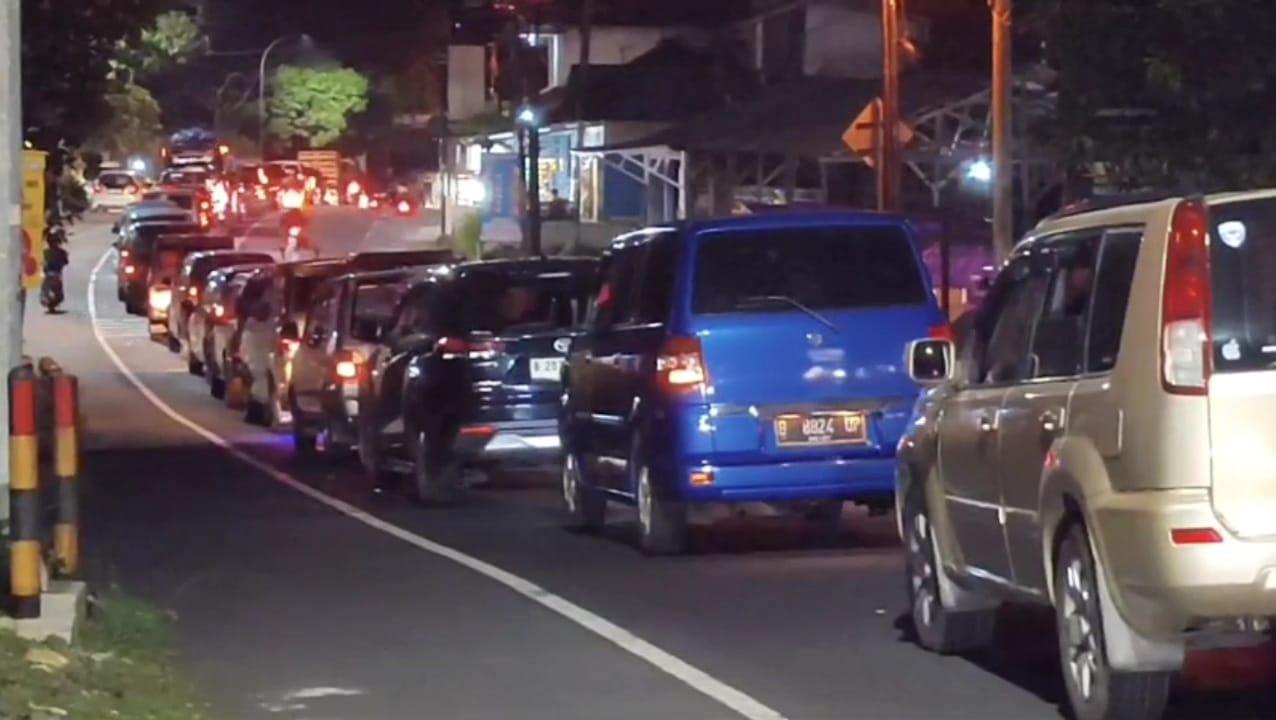 Gentong Macet Total Dua Arah Malam Ini: Bus Mogok dan Guyuran Hujan Hambat Arus Balik Pemudik