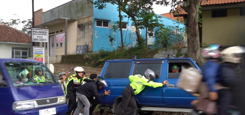 Personel Polres Tasikmalaya Kota Bantu Pemudik di Tanjakan Gentong