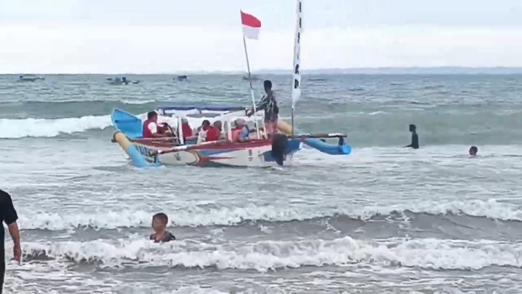 Akhir Libur Lebaran, Ribuan Wisatawan Masih Padati Pantai Pangandaran