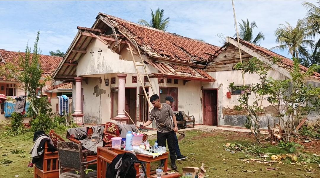 Cuaca Ekstrem Terjang Ciamis, Sejumlah Rumah Rusak Akibat Angin Kencang Warga Mengungsi ke Kerabat