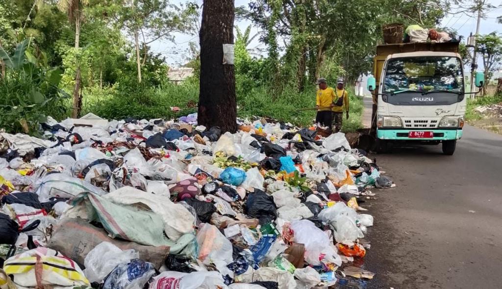 Pasca-Lebaran, Pemkot Tasikmalaya Gerak Cepat Angkut Tumpukan Sampah di Sejumlah Titik