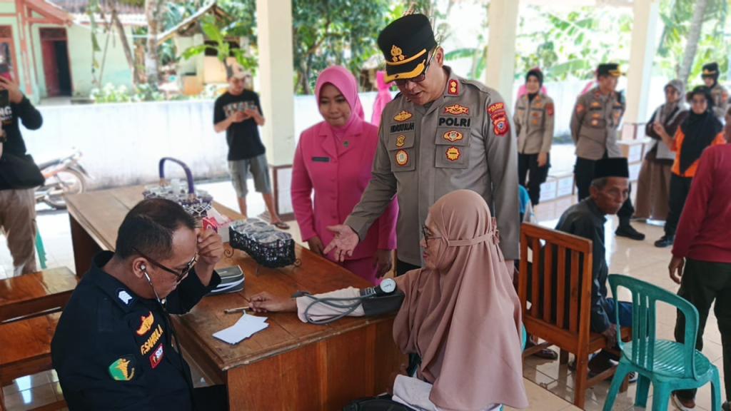 Gerak Cepat Pasca-Bencana, Polres Ciamis Salurkan Sembako dan Layanan Kesehatan Gratis untuk Korban Puting Beliung