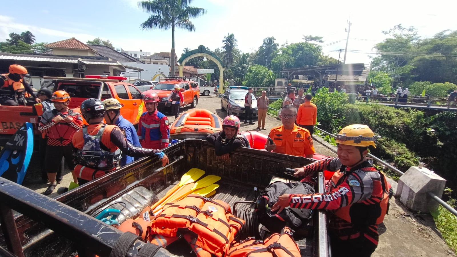 Gunakan Perahu Rafting, Tim SAR Gabungan Sisir Sungai Cilamanjang Kawalu Cari Warga Bogor yang Hanyut
