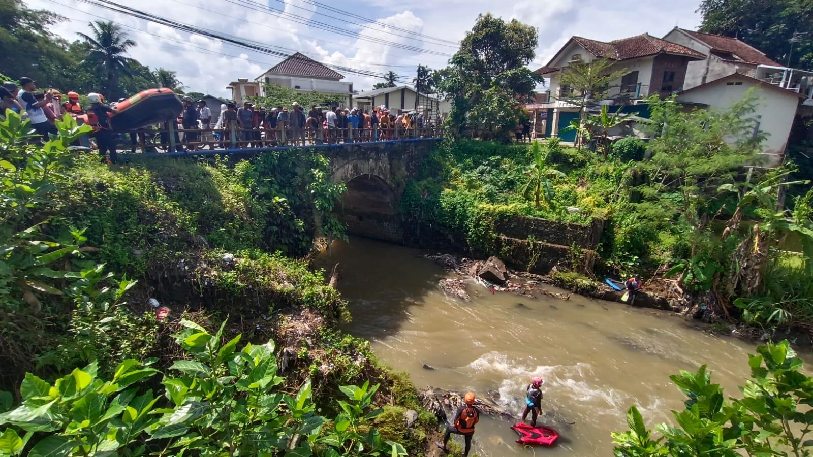 Warga Bogor Hanyut di Sungai Cilamajang Tasikmalaya, Tim SAR Gabungan Lakukan Pencarian