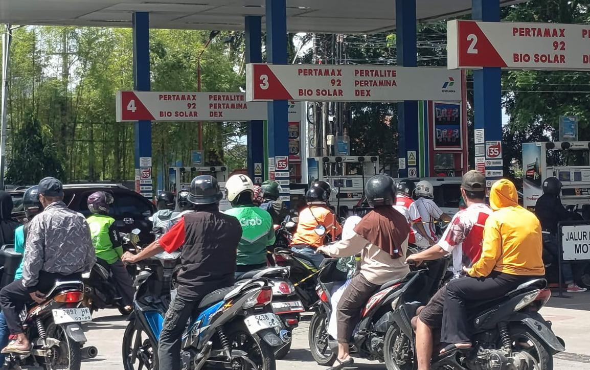 Warga Tasikmalaya Serbu SPBU Akibat Isu BBM Naik 1 April, Pertamina: Info Tidak Valid dan Jangan Panic Buying