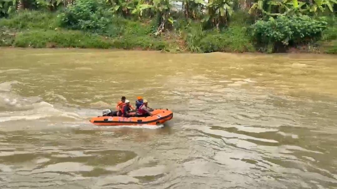 Tim Gabungan Perluas Radius Pencarian Sopir Truk Towing yang Terjun ke Jurang 13 Meter di Sungai Citanduy Banjar
