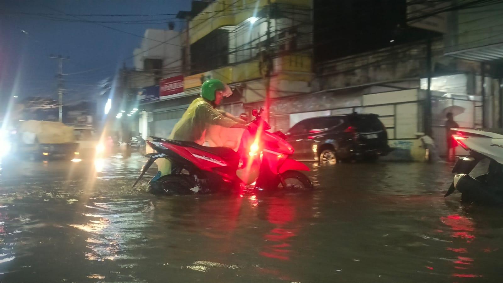Banjir Rendam Jalan Protokol Tasikmalaya, Puluhan Motor Mogok, Warga Desak Solusi Pemkot