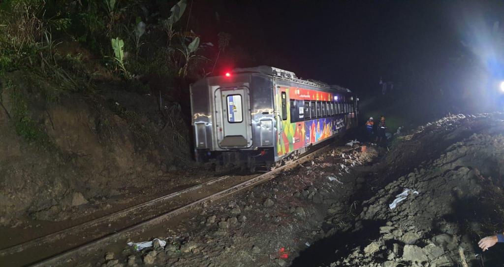 Jalur Maswati-Sasaksaat Kembali Normal, KA Parahyangan Jadi Kereta Pertama yang Melintas Pasca-Longsor