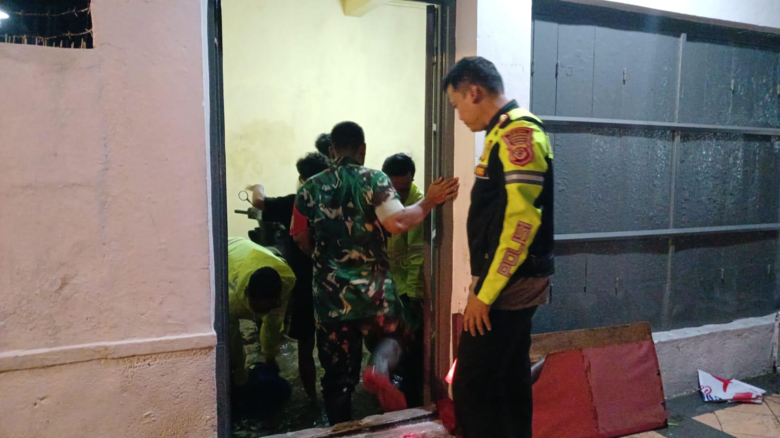 Turun Langsung ke Lokasi Banjir, Kapolres Tasikmalaya Kota bersama TNI Bersihkan Saluran Air yang Tersumbat