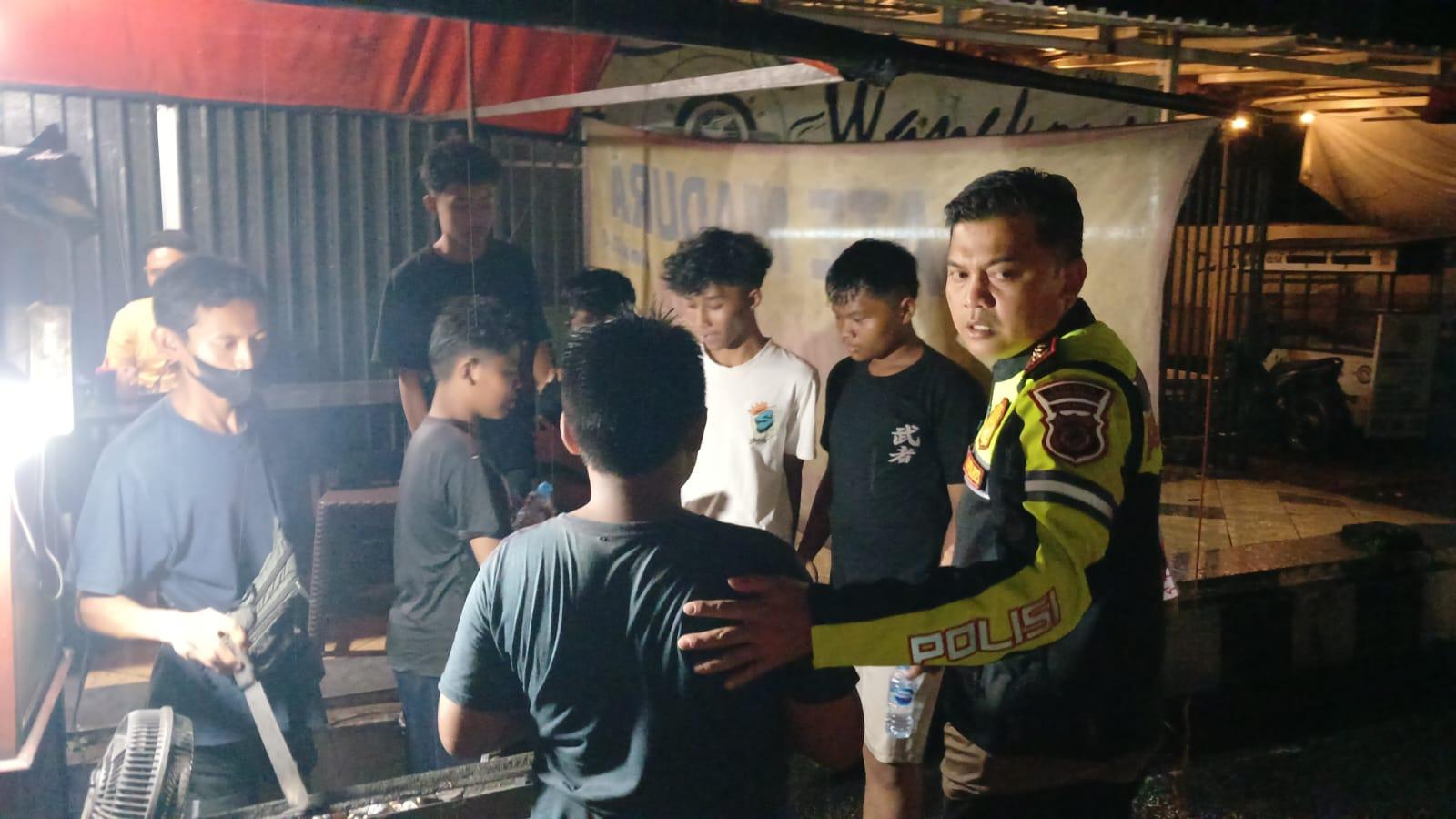 Aksi Heroik Bocah-Bocah Bantu Korban Banjir, Berujung Kadeudeuh dan Makan Sate Bareng Kapolres Tasikmalaya Kota