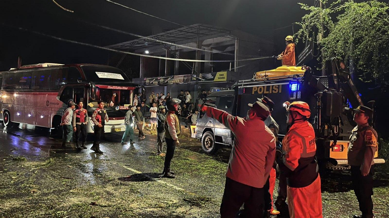 Pohon Tumbang Tutup Jalan di Indihiang, Polisi dan BPBD Kota Tasikmalaya Lakukan Evakuasi