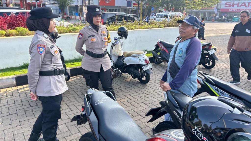 Sentuhan Humanis Polwan Polres Ciamis, Patroli Mojang Lodaya Sasar Titik Vital Hingga Jembatan Cirahong