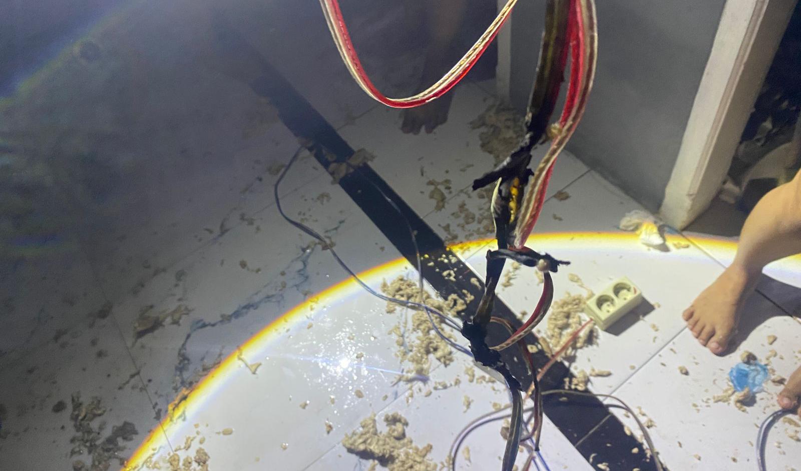 Gerak Cepat Damkar Kota Tasikmalaya Jinakkan Api di Rumah Warga Saguling Cihonje Usai Tersambar Petir