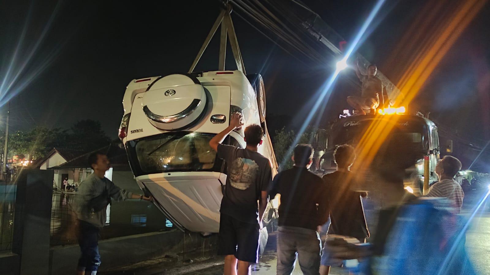 Dramatis! Evakuasi Minibus yang Terjun ke Kolam Ikan di Indihiang Tasikmalaya Berhasil Dilakukan