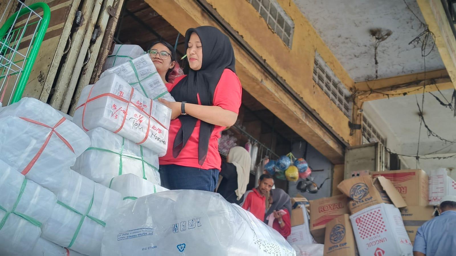 Dampak Konflik Timur Tengah, Harga Plastik di Pasar Cikurubuk Tasikmalaya Naik hingga 50 Persen