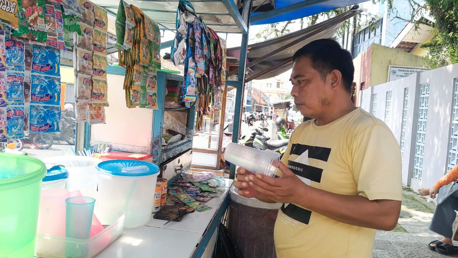 Jeritan Pedagang Kaki Lima di Tasikmalaya, Harga Plastik Melonjak Picu Beban Operasional