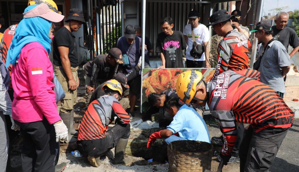 Antisipasi Banjir Susulan, Petugas Gabungan Angkut Dua Truk Sampah dari Sungai Cikalang Tasikmalaya