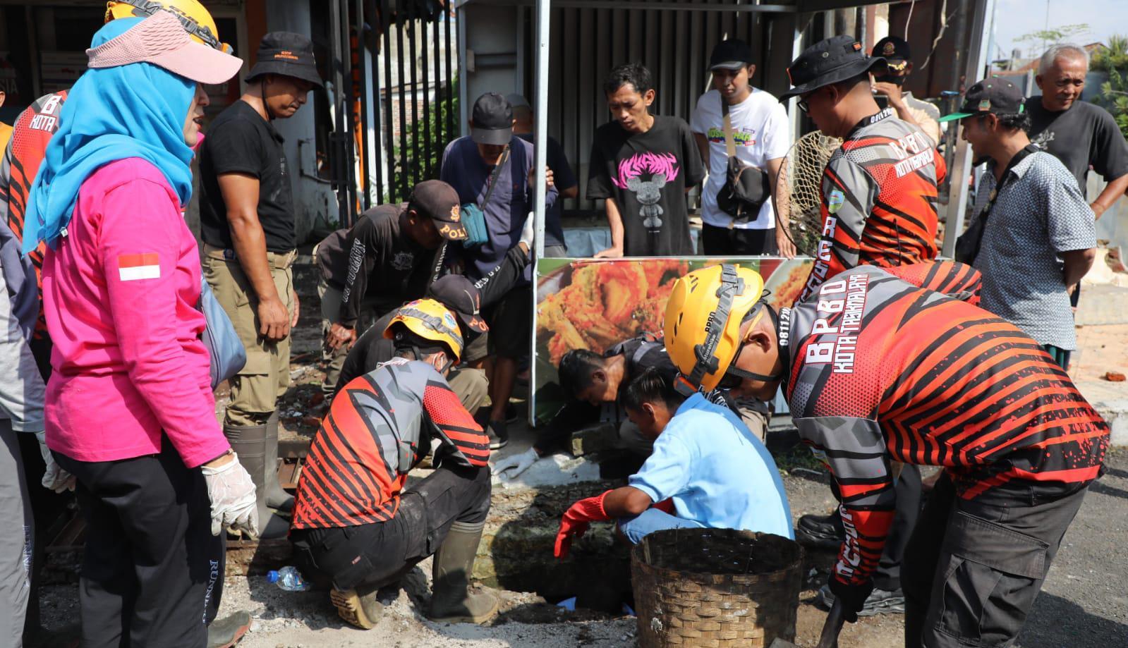 Antisipasi Banjir Susulan, Petugas Gabungan Angkut Dua Truk Sampah dari Sungai Cikalang Tasikmalaya