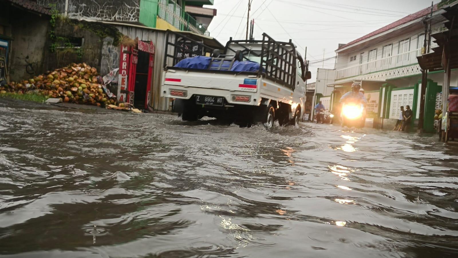Jalan Cempaka Warna Tasikmalaya Terendam Banjir, Warga Keluhkan Minimnya Respons Pemerintah