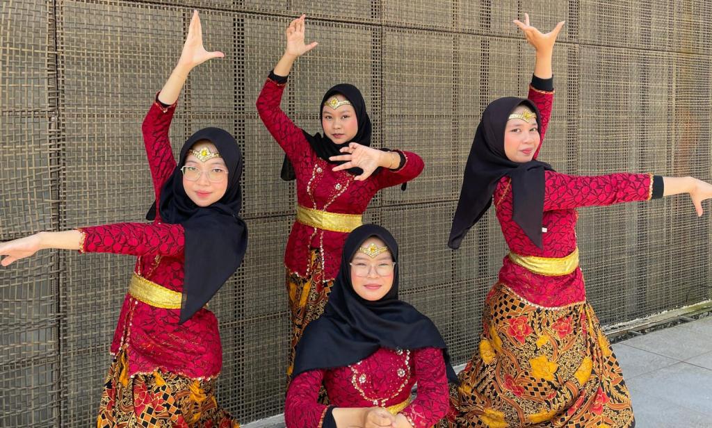 Sanggar Senter SMAN 5 Kota Tasikmalaya Tampil Memukau di Peringatan Hari Seni Sedunia DAMAS