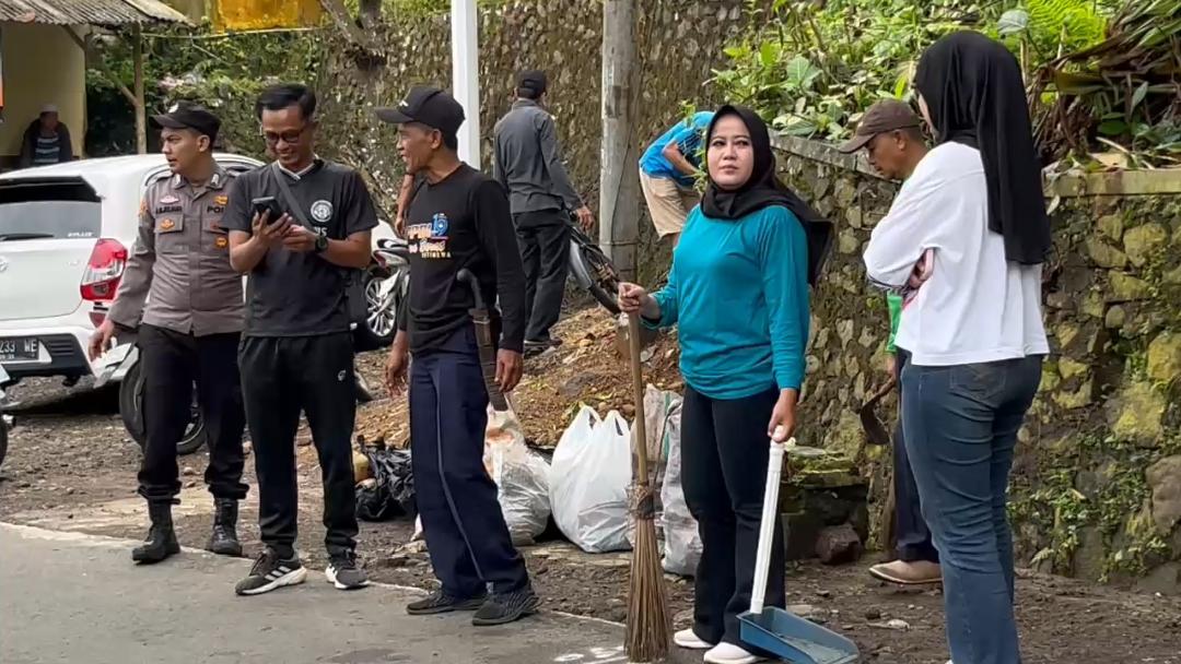 Jumat Bersih di Jembatan Cirahong, Warga dan Pemkab Ciamis Bersatu Benahi Kawasan Bersejarah